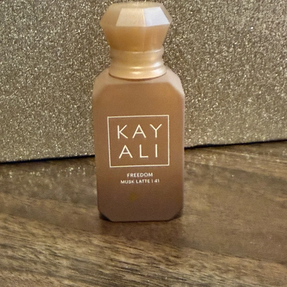 KAYALI Freedom Musk latte 41 - Picture 2 of 4